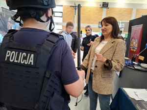 Policjanci prezentują młodzieży służbę w Policji
