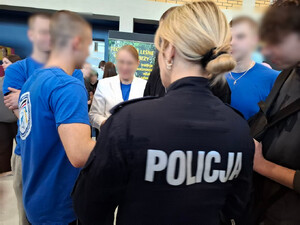 Policjanci prezentują młodzieży służbę w Policji