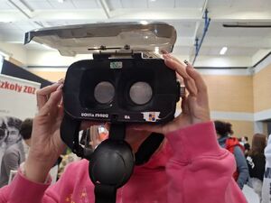 Policjanci prezentują młodzieży służbę w Policji