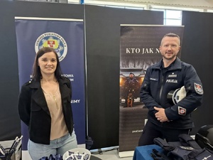 Policjanci prezentują młodzieży służbę w Policji