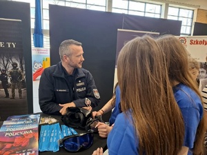 Policjanci prezentują młodzieży służbę w Policji