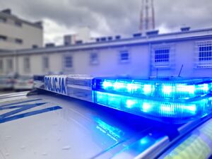 Radiowóz z włączonymi światłami.