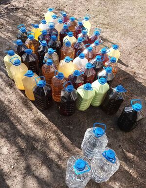 Nielegalny alkohol i papierosy zabezpieczone przez policjantów.