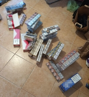 Nielegalny alkohol i papierosy zabezpieczone przez policjantów.