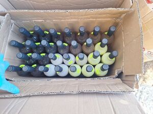 Nielegalny alkohol i papierosy zabezpieczone przez policjantów.