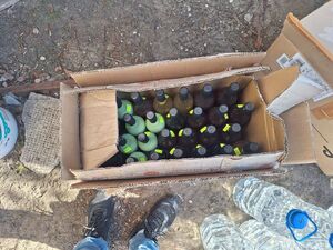 Nielegalny alkohol i papierosy zabezpieczone przez policjantów.