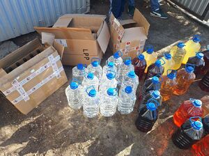 Nielegalny alkohol i papierosy zabezpieczone przez policjantów.