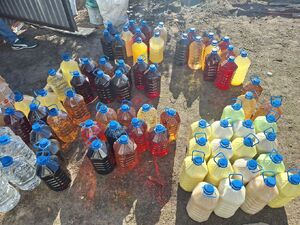 Nielegalny alkohol i papierosy zabezpieczone przez policjantów.