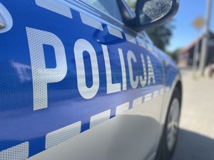 Napis POLICJA na radiowozie.