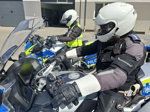 Policjanci na motocyklach.