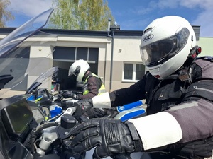 Policjanci na motocyklach.