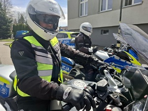Policjanci na motocyklach.