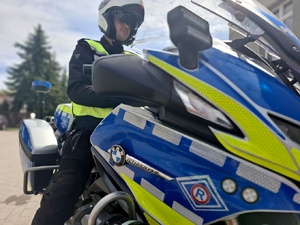 Policjanci na motocyklach.