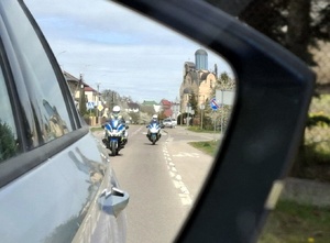 Policjanci na motocyklach.