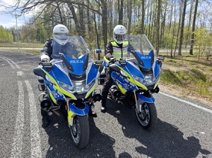 Policjanci na motocyklach.