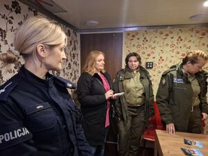Uczniowie oglądają pojazd Escapetruck w Bielsku Podlaskim.