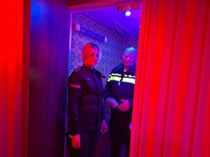 Uczniowie oglądają pojazd Escapetruck w Bielsku Podlaskim.