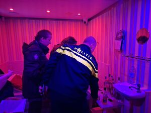 Uczniowie oglądają pojazd Escapetruck w Bielsku Podlaskim.