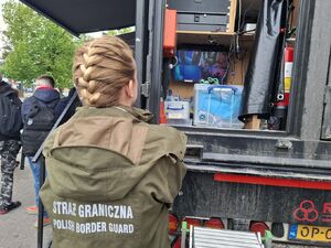 Uczniowie oglądają pojazd Escapetruck w Bielsku Podlaskim.