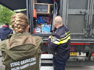 Uczniowie oglądają pojazd Escapetruck w Bielsku Podlaskim.