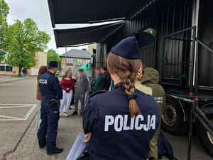 Uczniowie oglądaja pojazd escapetruck w Bielsku Podlaskim.