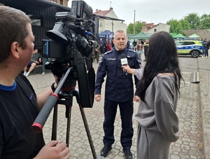 Uczniowie oglądaja pojazd escapetruck w Bielsku Podlaskim.