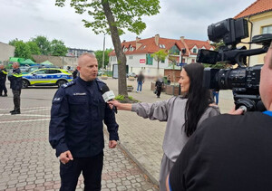 Uczniowie oglądaja pojazd escapetruck w Bielsku Podlaskim.