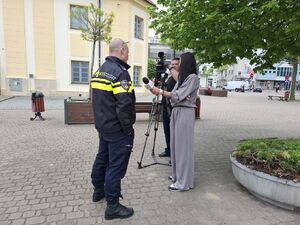 Uczniowie oglądaja pojazd escapetruck w Bielsku Podlaskim.