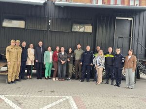 Uczniowie oglądaja pojazd escapetruck w Bielsku Podlaskim.