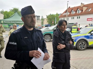 Uczniowie oglądaja pojazd escapetruck w Bielsku Podlaskim.