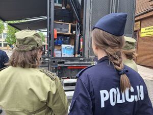 Uczniowie oglądaja pojazd escapetruck w Bielsku Podlaskim.