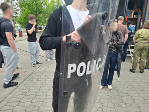 Uczniowie oglądaja pojazd escapetruck w Bielsku Podlaskim.