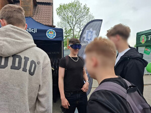 Uczniowie oglądaja pojazd escapetruck w Bielsku Podlaskim.