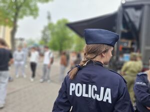 Uczniowie oglądaja pojazd escapetruck w Bielsku Podlaskim.