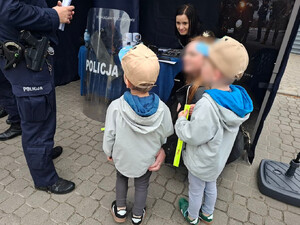 Uczniowie oglądaja pojazd escapetruck w Bielsku Podlaskim.