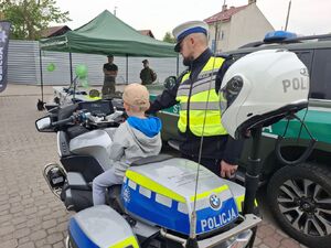 Uczniowie oglądaja pojazd escapetruck w Bielsku Podlaskim.