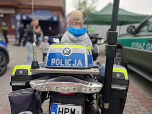 Uczniowie oglądaja pojazd escapetruck w Bielsku Podlaskim.