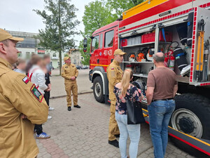 Uczniowie oglądaja pojazd escapetruck w Bielsku Podlaskim.