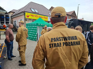 Uczniowie oglądaja pojazd escapetruck w Bielsku Podlaskim.