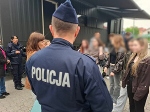 Uczniowie oglądaja pojazd escapetruck w Bielsku Podlaskim.