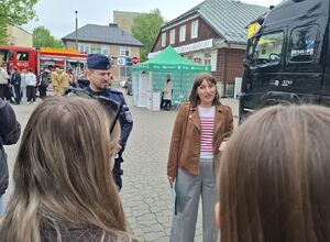 Uczniowie oglądaja pojazd escapetruck w Bielsku Podlaskim.