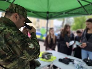 Uczniowie oglądaja pojazd escapetruck w Bielsku Podlaskim.