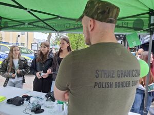 Uczniowie oglądaja pojazd escapetruck w Bielsku Podlaskim.