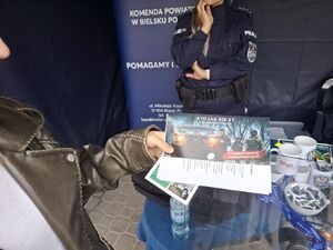 Uczniowie oglądaja pojazd escapetruck w Bielsku Podlaskim.