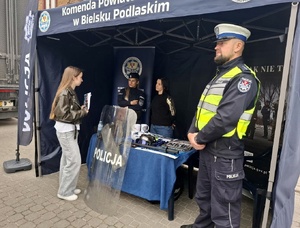 Uczniowie oglądaja pojazd escapetruck w Bielsku Podlaskim.