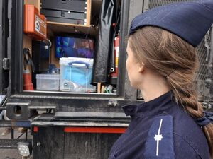 Uczniowie oglądaja pojazd escapetruck w Bielsku Podlaskim.
