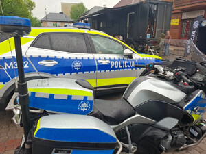 Uczniowie oglądaja pojazd escapetruck w Bielsku Podlaskim.