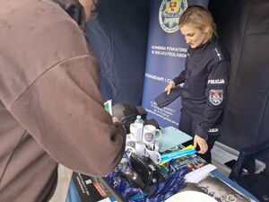 Uczniowie oglądaja pojazd escapetruck w Bielsku Podlaskim.