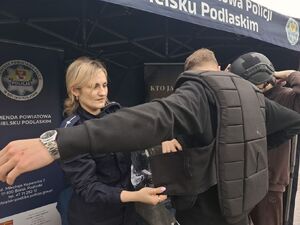 Uczniowie oglądaja pojazd escapetruck w Bielsku Podlaskim.