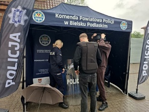 Uczniowie oglądaja pojazd escapetruck w Bielsku Podlaskim.